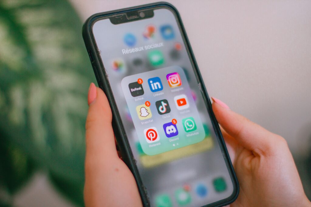 憂鬱が消えない理由16選｜ずっと気分が沈む本当の原因と今すぐできる対処法