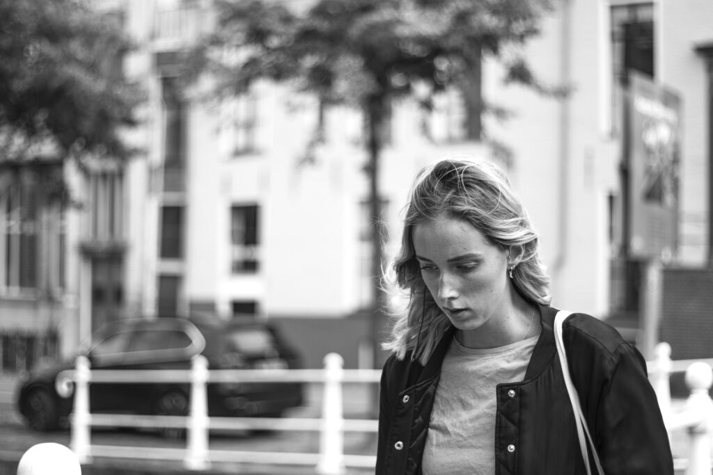 孤独感が強い人の特徴7選｜コーチングで根本から変わる思考パターンとは