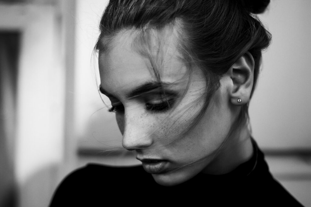 不倫関係から抜け出したい…|依存を断ち切り、ボロボロになった自尊心を取り戻して「心からの自由」を手に入れるステップ