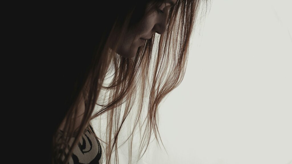 不倫関係から抜け出したい…|依存を断ち切り、ボロボロになった自尊心を取り戻して「心からの自由」を手に入れるステップ