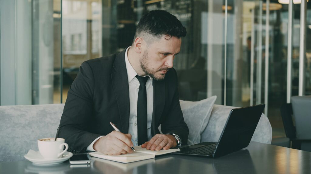 優秀な部下にプレッシャーを感じる原因と対策|自分を追い込む思考を解き放ち、最高のリーダーシップを築く道