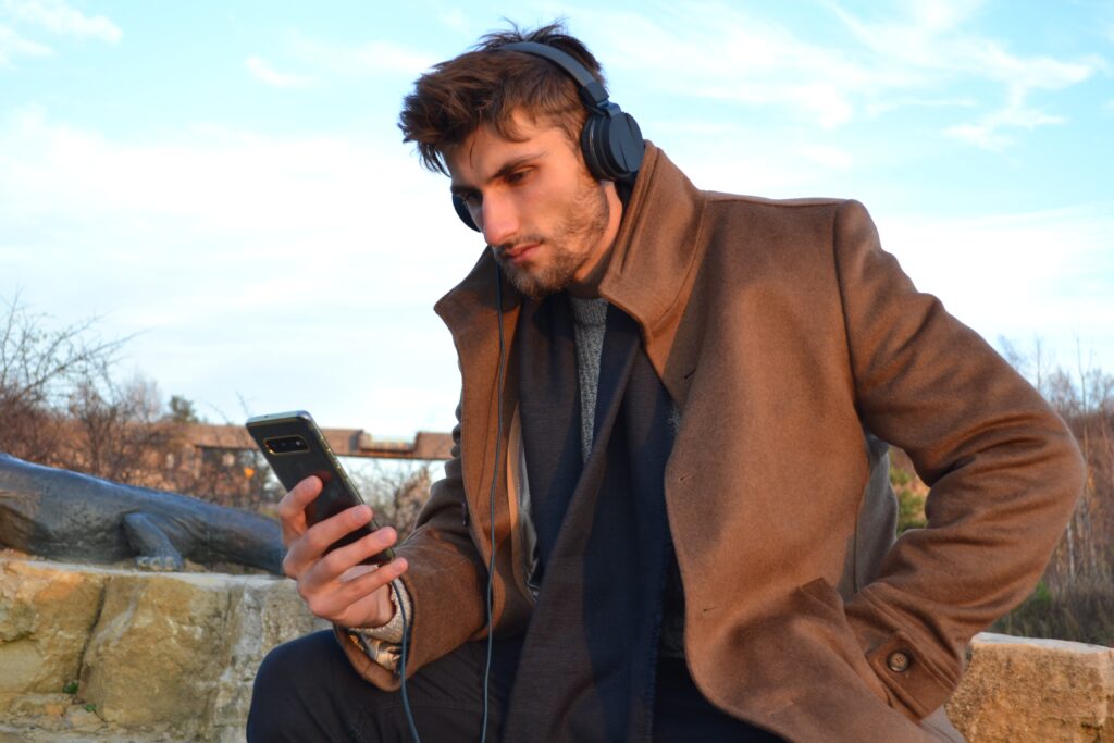 浮気の兆候10選！スマホの持ち方でわかる裏切りのサイン