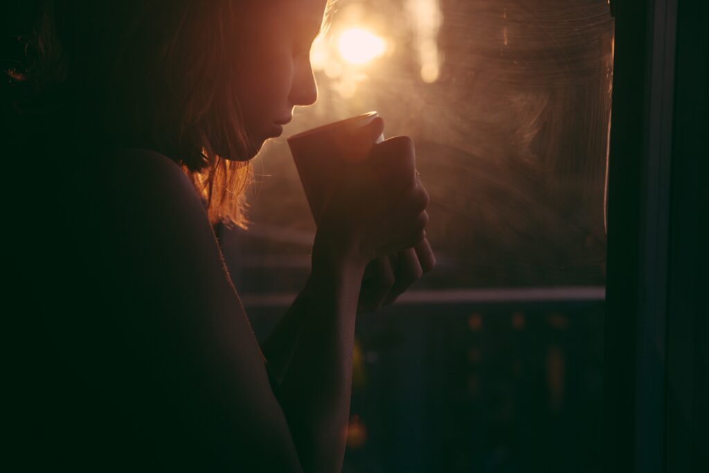 「悲劇のヒロイン」中毒｜不幸でいることで貴女が回避している「本当の責任」とは？